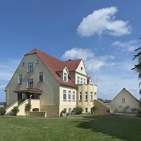 Gutshaus-grubnow-ferienwohnung-4-mit-hund-am-wasser-sauna-und-wlan-incl Apartmán *