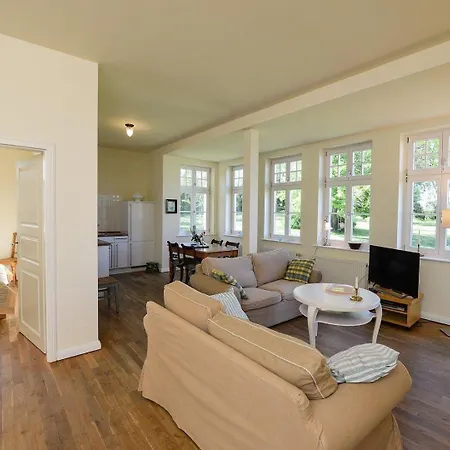 Gutshaus-grubnow-ferienwohnung-4-mit-hund-am-wasser-sauna-und-wlan-incl Apartmán