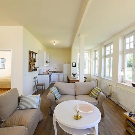 Gutshaus-grubnow-ferienwohnung-4-mit-hund-am-wasser-sauna-und-wlan-incl Apartment