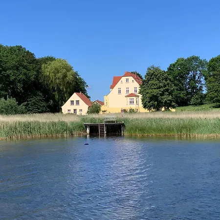 Gutshaus-grubnow-ferienwohnung-4-mit-hund-am-wasser-sauna-und-wlan-incl Apartment Grubnow